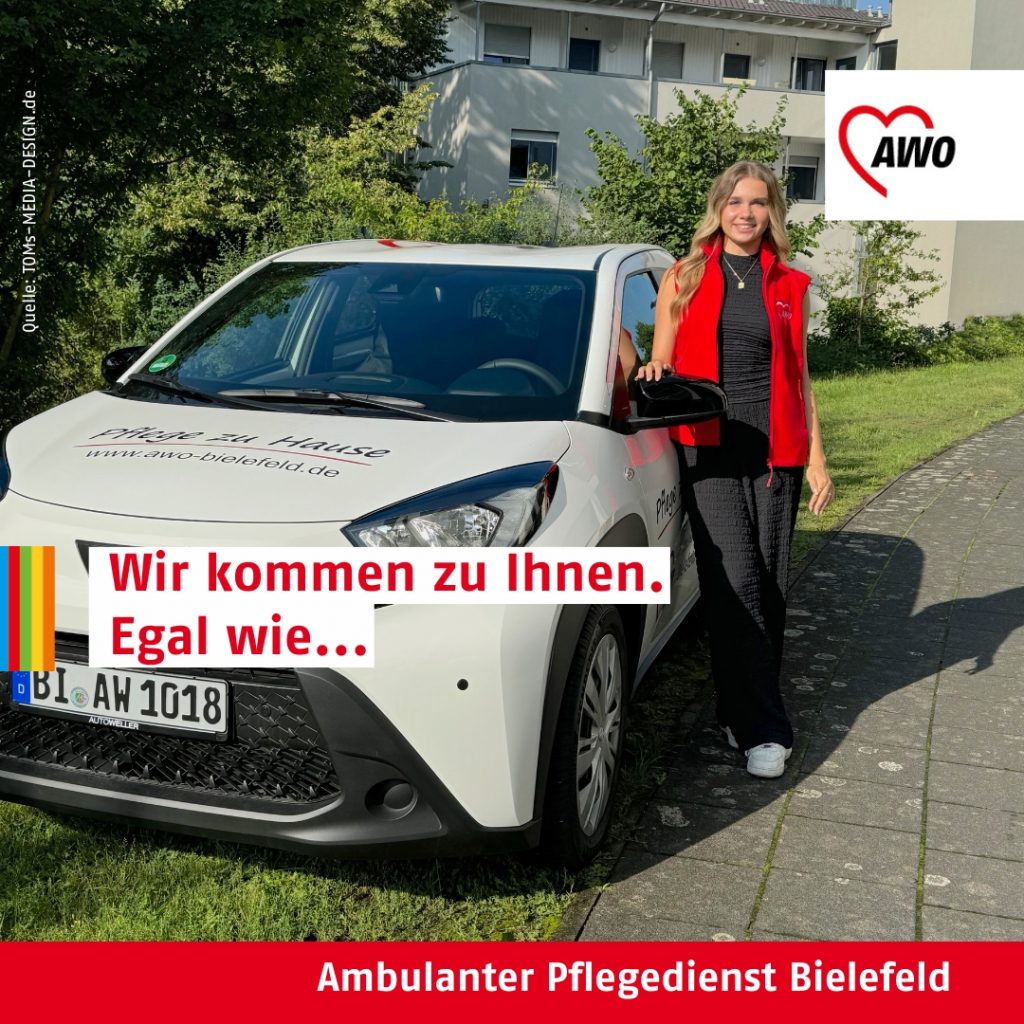 Eine Mitarbeiterin des AWO Pflegedienstes Bielefeld steht lächelnd neben einem Dienstauto. Text: „Wir kommen zu Ihnen. Egal wie…“