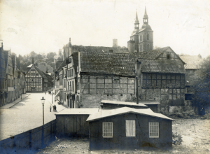 Ein Foto von 1920 mit Blick auf die Breite Straße in Bielefeld. Im Vordergrund ist eine alte Holzhütte zu sehen. Hier war die Suppenküche untergebracht