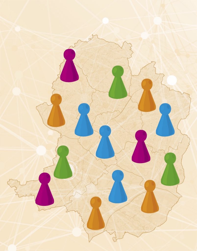 Spielfiguren in verschiedenen Farben stehen auf einer stilisierten Karte von Bielefeld – sie symbolisieren Vernetzung und Vielfalt in der Region.