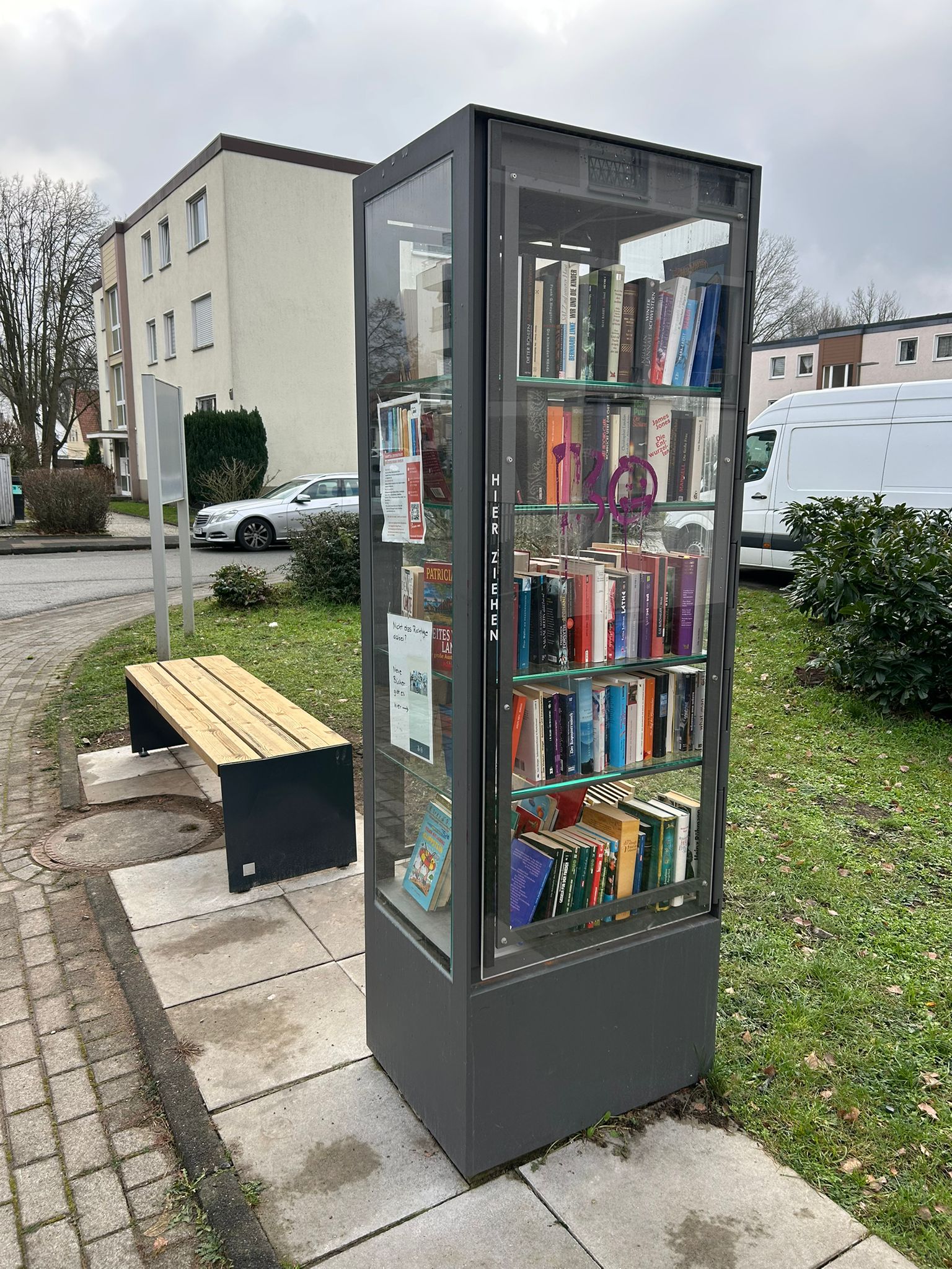 Neue Bank am Bücherschrank in Ummeln